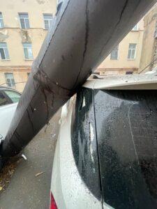 На припаркованную машину упала дымоходная труба - как наши автоюристы взыскали с собственника здания 536 тыс.рублей