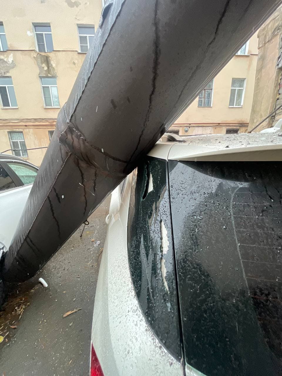 На припаркованную машину упала дымоходная труба - как наши автоюристы взыскали с собственника здания 536 тыс.рублей