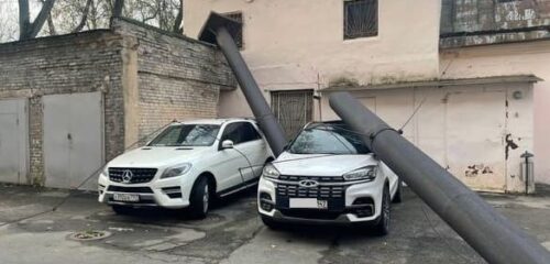 На припаркованную машину упала дымоходная труба — как наши автоюристы взыскали с собственника здания 536 тыс.рублей