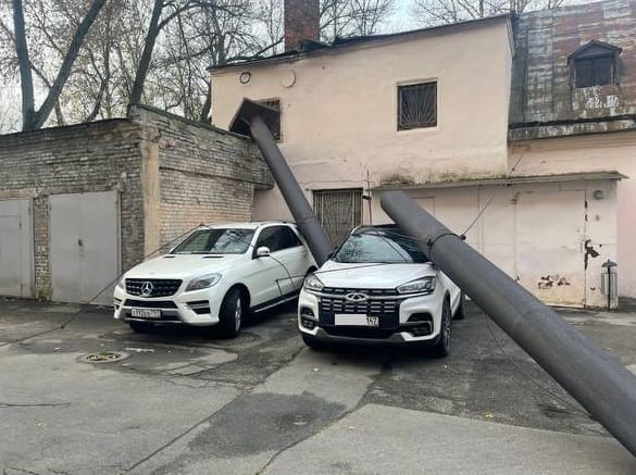 Вы сейчас просматриваете На припаркованную машину упала дымоходная труба — как наши автоюристы взыскали с собственника здания 536 тыс.рублей